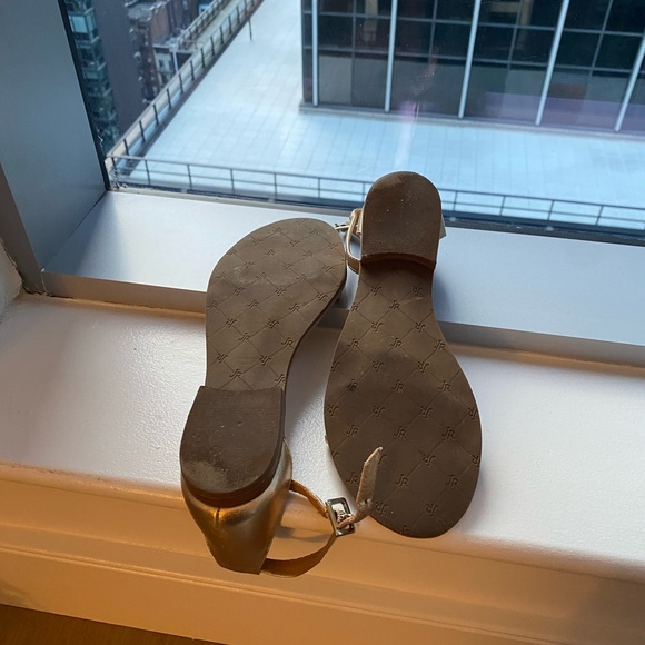 Jack Rogers Daphne Sandals like New 7.5 Gold - Picture 2 of 2